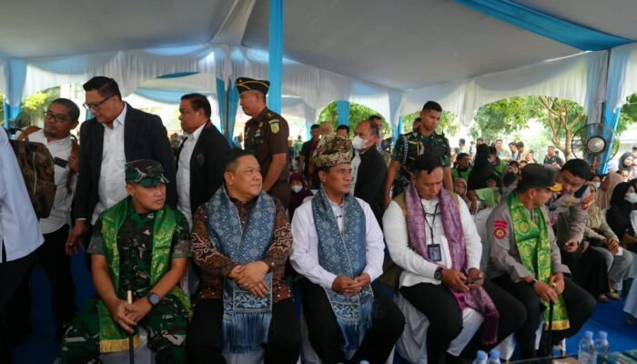 Pangdam XIX/Tuanku Tambusai Dampingi Mentan Amran Serahkan Bantuan Beras di Pekanbaru