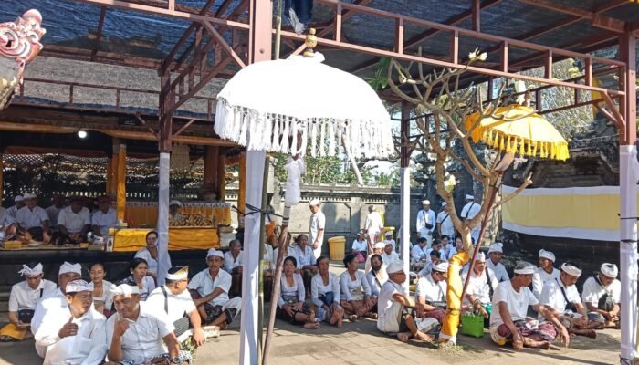 Polsek Selemadeg Bersama Forkopimcam Nganyarin di Pura Luhur Srijong