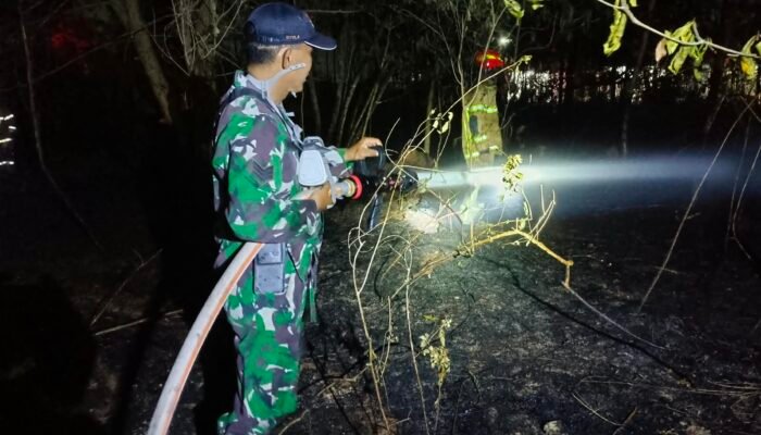 Lahan Semak Belukar Terbakar di Bukit Baru, Damkar Kodim 0418 dan Warga Bergerak Padamkan Api