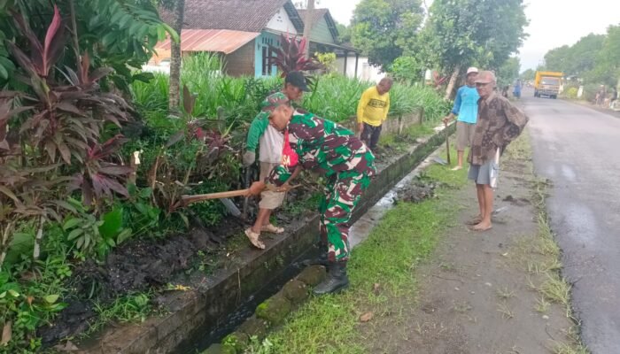 Wujud Kepedulian Lingkungan, Babinsa Koramil Udanawu Bersama Warga Gelar Karya Bakti Saluran Irigasi