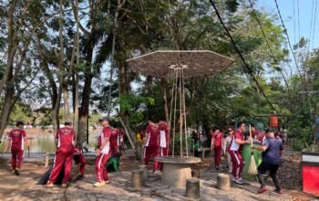 Dukung Program Nasional, Polres Muara Enim Pimpin Aksi Bersih-Bersih di Taman Adipura