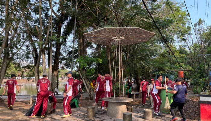 Dukung Program Nasional, Polres Muara Enim Pimpin Aksi Bersih-Bersih di Taman Adipura