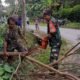 Babinsa Koramil Gandusari Bersama Warga Gotong Royong Bersihkan Lingkungan Demi Keselamatan Bersama