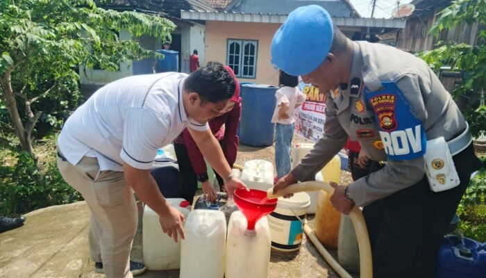 Polda Sumsel Salurkan 7.000 Liter Air Bersih untuk 100 KK di Muba