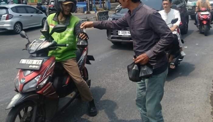 AlapAlapNews Kembali Gelar Jumat Berkah, Bagikan Nasi Kotak