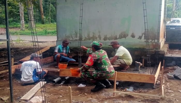 Wujud Kepedulian Lingkungan, Babinsa Sukosewu Dampingi Pemasangan Septic Tank Rumah Warga