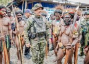 Menyapa Masyarakat Tingginambut, Pangkoops TNI Habema: Kedamaian Tumbuh Ketika Kampung Hidup