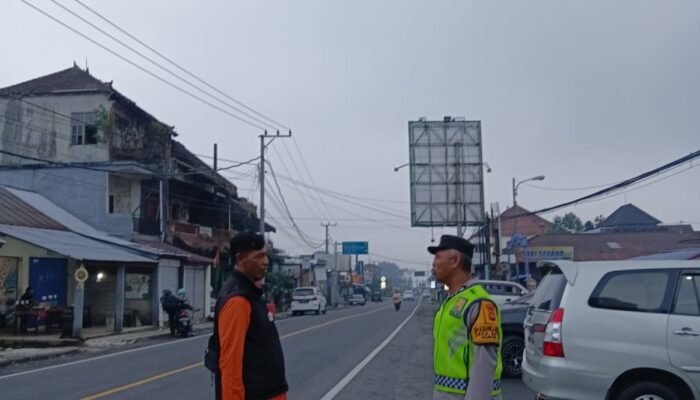 Strong Point Sore Polsek Baturiti Pantau Arus Lalu Lintas di Pasar Baturiti