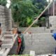 Wujud Kepedulian TNI, Babinsa Koramil 0808/04 Sanankulon Dampingi Pembangunan RTLH Di Desa Jeding
