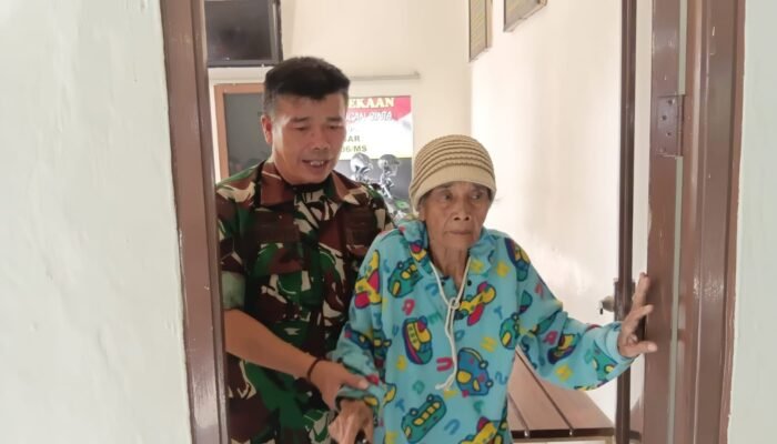 Babinsa Koramil 0201-06/MS Antar Lansia 86 Tahun Pulang ke Rumah, Keluarga Ucapkan Terima Kasih