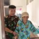 Babinsa Koramil 0201-06/MS Antar Lansia 86 Tahun Pulang ke Rumah, Keluarga Ucapkan Terima Kasih