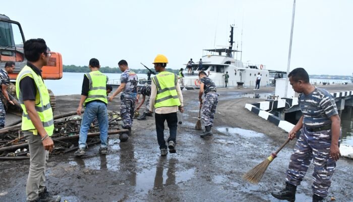 GOTONG ROYONG DI UJUNG DERMAGA, SAMBUT HUT TNI KE-81 DENGAN LAUT YANG BERSIH