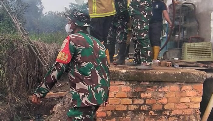 Satgas Karhutla Kodim 0418/Palembang Berjibaku Padamkan Api di Perbatasan Banyuasin-Talang Jambe