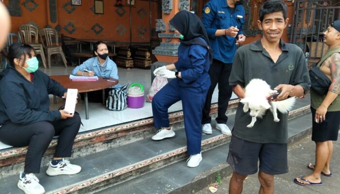 Cegah Rabies, Babinsa Meliling Kawal Vaksinasi 141 Hewan Peliharaan Warga 