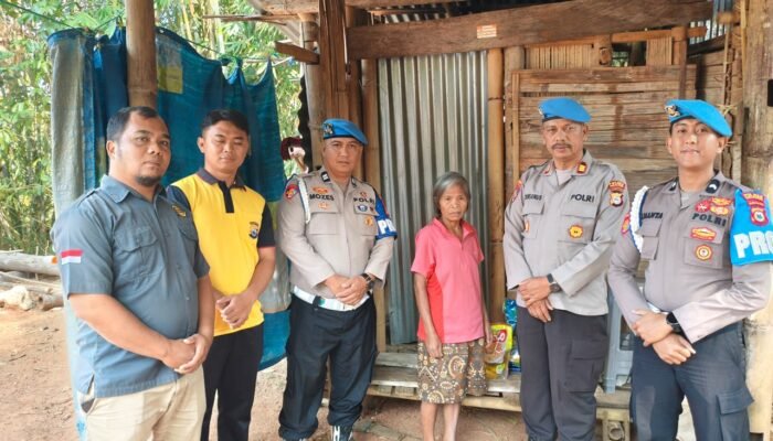 Sambut HUT ke-24 Propam Polri, Sipropam Polres Toraja Utara Bagikan Sembako untuk Warga