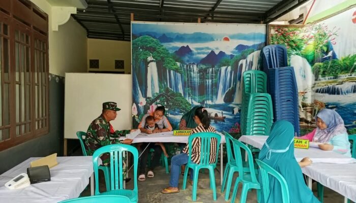 Wujud Dukungan Kesehatan, Babinsa Dan Bidan Desa Dampingi Posyandu ILP Di Ngaringan Blitar