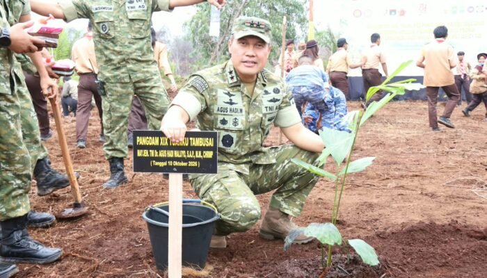 Pangdam XIX/Tuanku Tambusai dan Kabaharkam Polri Tanam 20.000 Pohon di Siak