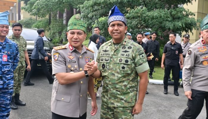 Jalin Soliditas dan Kebersamaan, Danrem 031/WB Hadiri Acara Kenal Pamit Kapolda Riau