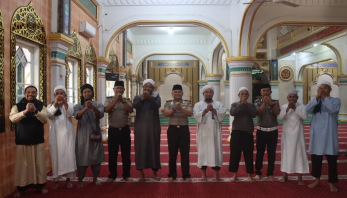 Wujudkan Polisi Bersama Masyarakat Melalui Subuh Keliling, Kapolres Toraja Utara Kunjungi Masjid Besar Rantepao