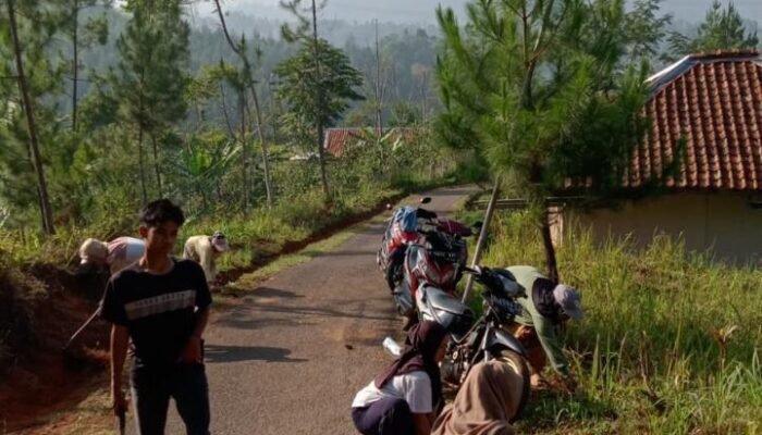 Warga Kampung Tugu Desa Cilangari Gotong Royong Bersihkan Lingkungan, Cegah Banjir dan Longsor