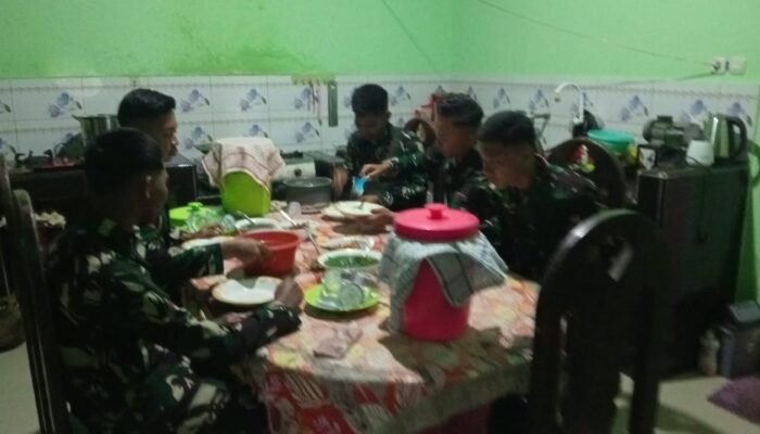 Suasana Hangat Anggota Satgas TMMD 130 Kodim 1416/Muna Bersama Orang Tua Asuh di Saat Makan Bersama