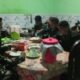 Suasana Hangat Anggota Satgas TMMD 130 Kodim 1416/Muna Bersama Orang Tua Asuh di Saat Makan Bersama