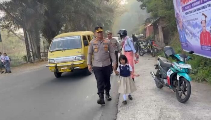 Kapolres Toraja Utara Turun Langsung Atur Lalu Lintas Pagi Hari