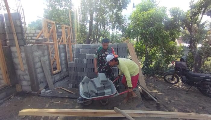 Gotong Royong Warga Dan Babinsa Koramil Binangun Bedah RTLH Milik Warga Di Blitar