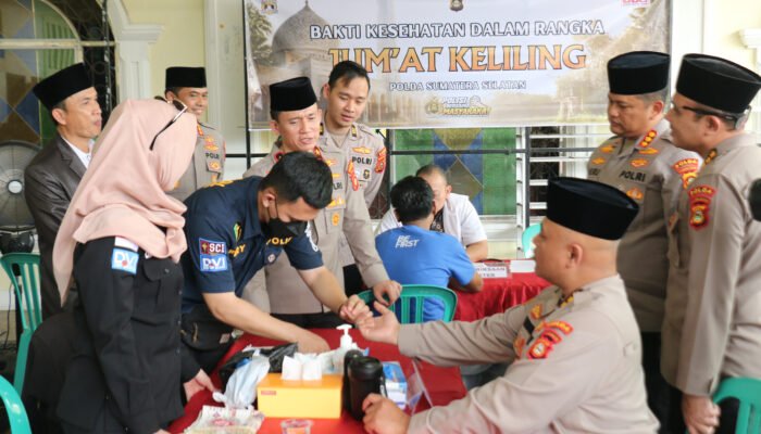 Wujudkan Polisi Bersama Masyarakat, Polda Sumsel Padukan Safari Jumat dan Bakti Kesehatan