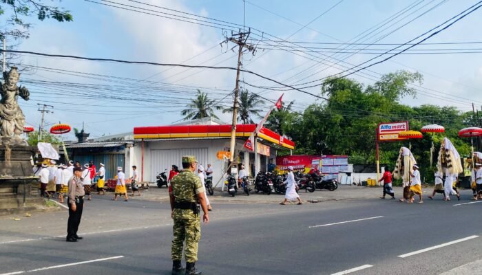 Sinergi Aparat dan Unsur Adat Jaga Keamanan Upacara Melasti Desa Guwang Gianyar
