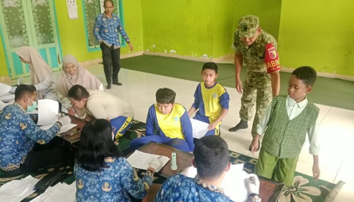 Tingkatkan Kualitas Kesehatan Pelajar, Serma Supriyadi Dampingi Screening Kesehatan Di SDI Bina Insan Mulia