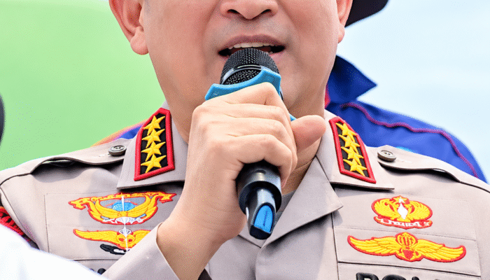 Usai Pengesahan UU Perlindungan Ketenagakerjaan, Kapolri Temui Massa Buruh di Depan Gedung DPR RI